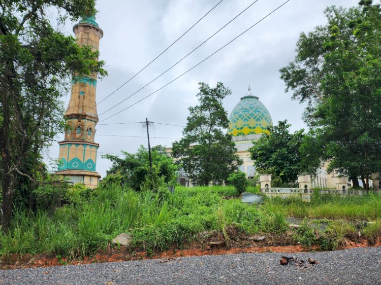 awasan pusat keagamaan Islamic Center yang berada di Jalan Lingkar Kelurahan Gunung Ibul, Kecamatan Prabumulih Timur dalam kondisi yang tak terurus. (ist/RmolSumsel.id)