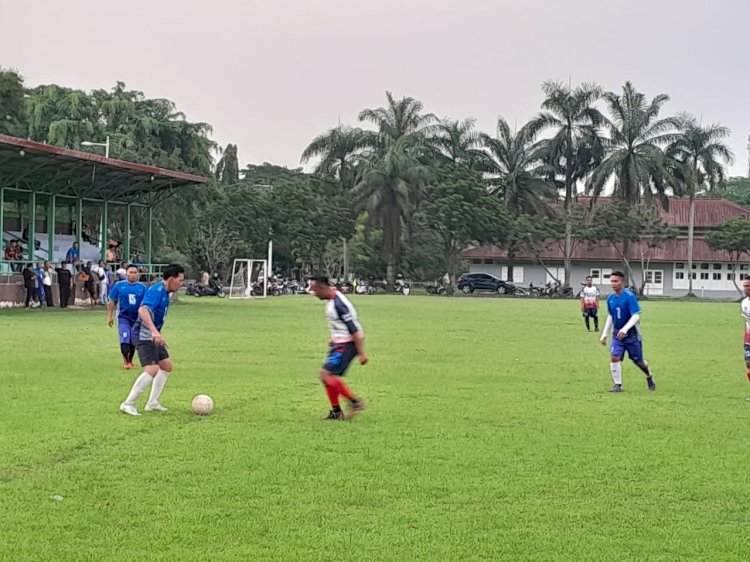 Walikota Prabumulih, Ridho Yahya saat bermain sebagai kapte Persipra All Star.