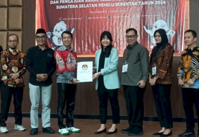 Putri Gubernur Sumsel menyerahkan berkas pendafatarn Bakal Calon DPD RI/ist
