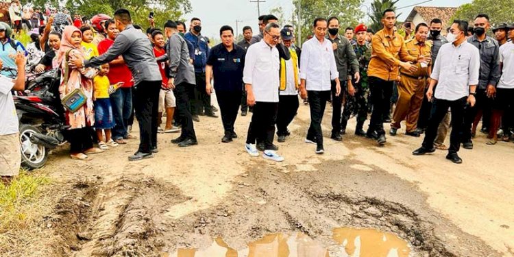 Presiden Joko Widodo saat meninjau jalan rusak di Lampung/Twitter