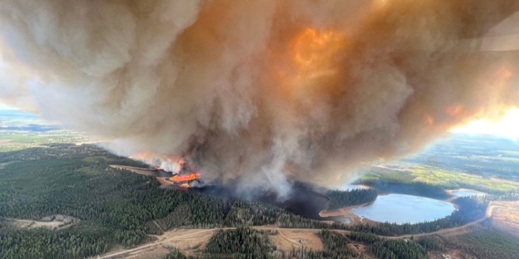 Asap mengepul dari kebakaran hutan pada 4 Mei 2023 di dekat Lodgepole, Alta., Sekitar 30 km barat daya Lembah Drayton/Net
