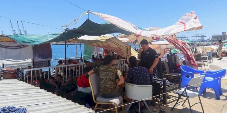 Pengungsi Sudan yang berlindung di bawah tenda darurat saat panas matahari begitu menyengat di kota Port Sudan/Net