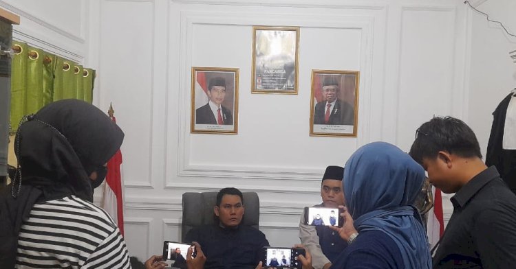 Sapriadi Syamsudin SH, kuasa hukum Syarif saat menjelaskan kepada wartawan di ruang kerjanya/ist