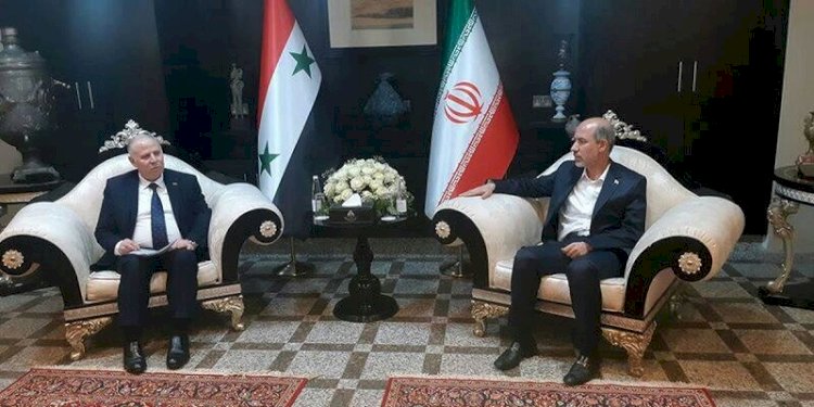 Menteri Sumber Daya Air Suriah, Tammam Raad dan Menteri Energi Iran, Ali Akbar Mehrabian saat berbincang pada Sabtu, 6 Mei 2023 di Damaskus/Net