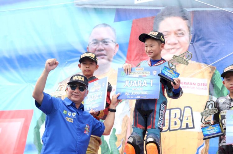 Pj Bupati Muba Apriyadi memberikan apresiasi kepada peserta Motoprix/ist