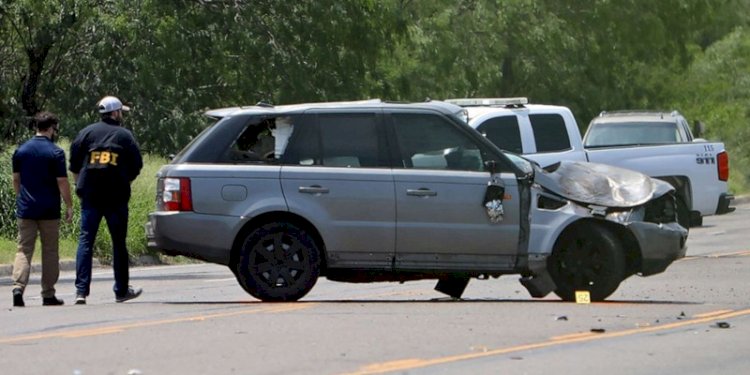 Petugas menyelidiki tempat kejadian setelah insiden mematikan di mana sebuah mobil menabrak pejalan kaki di dekat Ozanam Center, tempat penampungan bagi para migran dan tunawisma, di Brownsville, Texas/Net
