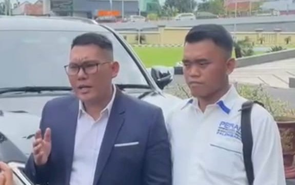 Pelapor selebgram, Lina Mukherjee tersangka  kasus penistaan agama setelah mengunggah konten makan kulit babi sambil baca basmallah, seperti yang dilaporkannya , M. Syarief Hidayat melalui pengacaranya, Sapriadi Syamsuddin. (ist/rmolsumsel.id)