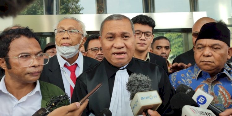 Pengacara Gubernur Papua Lukas Enembe (LE), Stefanus Roy Rening (tengah)/RMOL