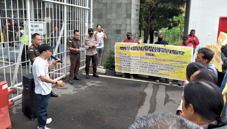Lembaga Swadaya Masyarakat (LSM) Corporation Anti Corruption (CACA) melakukan aksi di gedung Kejati Sumsel/Foto:Dudy Oskandar