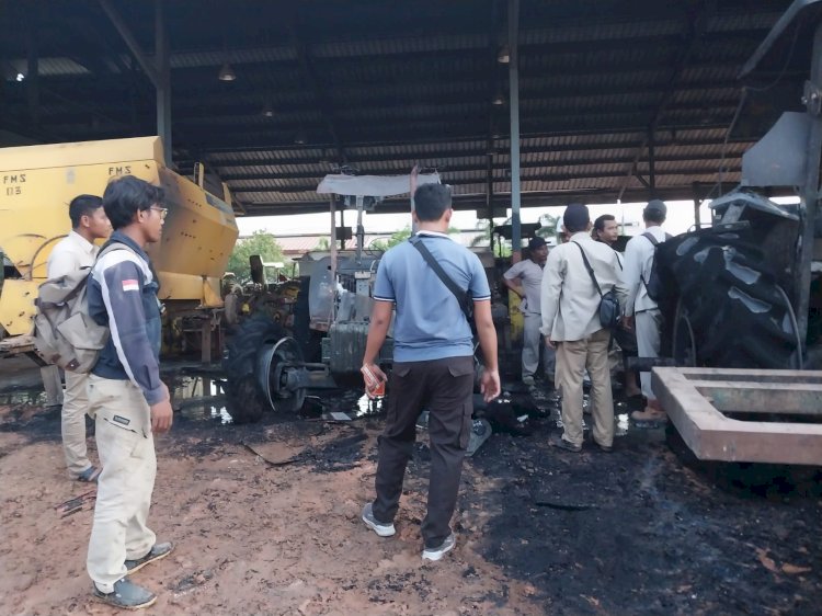 Petugas melakukan olah TKP kecelakaan kerja  di PT Laju Perdana Indah yang memakan korban jiwa/Foto:Amizon