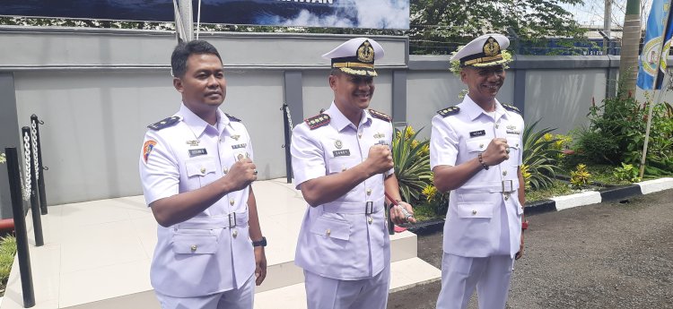 Danlanal Palembang Kolonel Laut (P) Sandy Kurniawan saat diwawancarai awak media usai serah terima jabatan di Mako Lanal Palembang/ist
