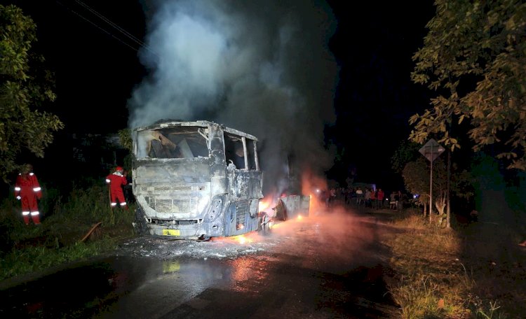 Diduga konsleting listrik, satu unit Bus ALS (Antar Lintas Sumatera) terbakar di jalan lintas Sumatera Desa Sukaraja, Kecamatan Panang Enim, Kabupaten Muara Enim.(dok. Polisi)