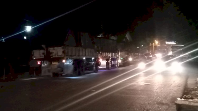 Angkutan batubara yang melintas di salah satu ruas jalan dalam Kota Muara Enim. (ist/rmolsumsel.id) 