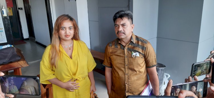  Lina Mukherjee usai memenuhi panggilan wajib lapor di Polda Sumsel 