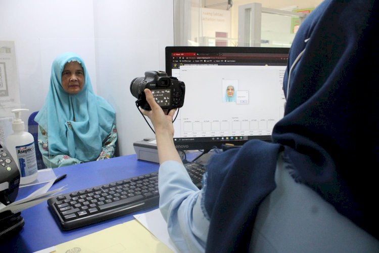 Proses pembuatn paspor di Kantor Imigrasi Kelas I Tempat Pemeriksaan Imigrasi (TPI) Palembang. (dok. Humas KemenkumHAMSumsel)