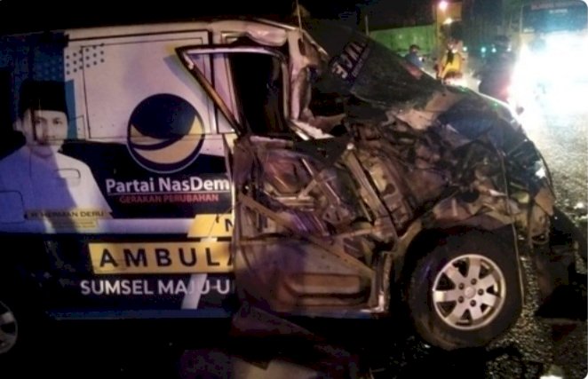 Mobil ambulans partai Nasdem yang ringsek usai dihantam truk ketika melintas di Muara Enim. (ist/RmolSumsel.id)