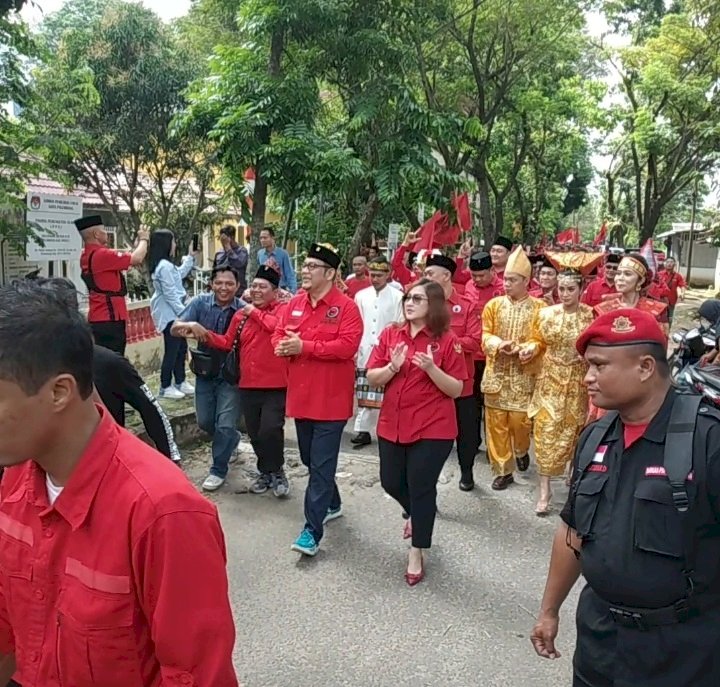 Partai Demokrasi Indonesia Perjuangan (PDIP) Palembang menyerahkan berkas Bakal Calon Legislatif (Bacaleg) ke KPU Palembang dengan suasana meriah, Kamis (11/5).(Dudy Oskandar/rmolsumsel.id)