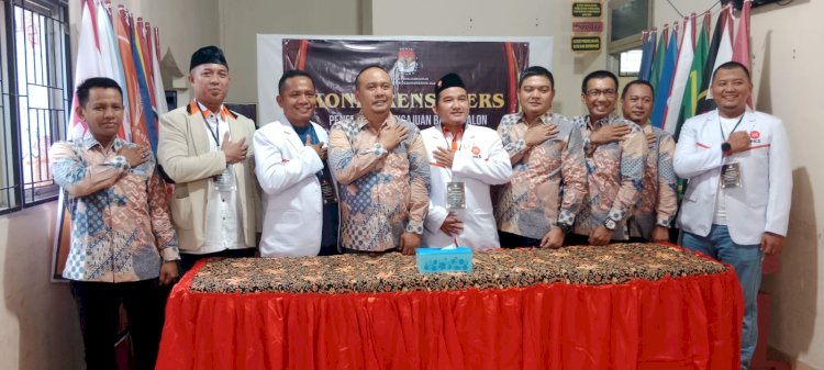 Ketua KPU OKU Naning Wijaya saat bersama partai yang mendaftar ke KPU OKU/ist