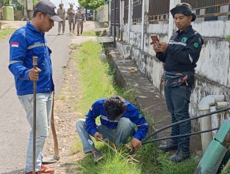 Petugas PDAM memutus aliran air bersih/ist