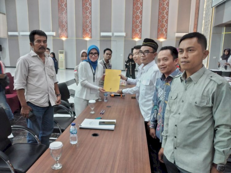 Amaliah Sobli saat menyerahkan berkas pendaftaran Bakal Calon Anggota DPD RI 2024 di Aula Kelly Mariana KPU Sumsel, Kamis (11/5) (Dudy Oskandar/rmolsumsel.id)
