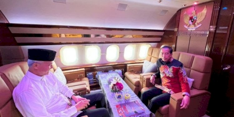 Gubernur Jawa Tengah, Ganjar Pranowo bersama Presiden Joko Widodo di pesawat kepresidenan/Net