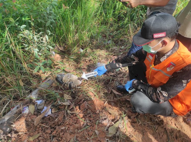 Warga Sukamaju digegerkan dengan penemuan sesosok mayat bayi yang ditemukan telah membusuk di Pemakaman Umum Husnul Khotimah, Sukamaju RT 04 RW 05 Kelurahan Air Lintang Kecamatan Muara Enim, jumat (12/5). (dok. Polisi)