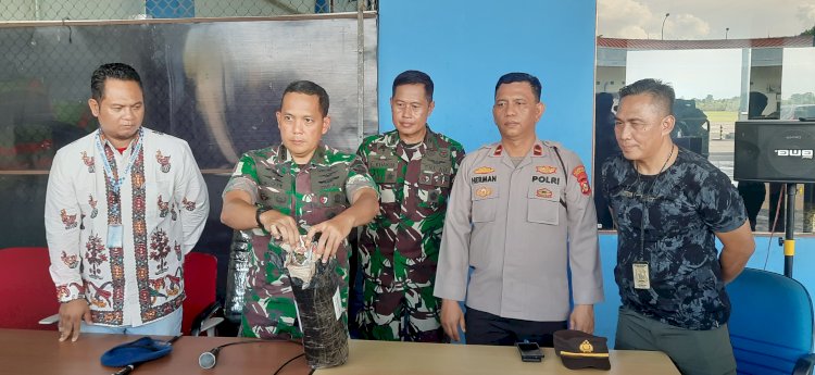 Danlanud Palembang Kolonel Pnb Sigit Gatot Prasetyo menunjukkan barang bukti ganja kering yang akan diselundupkan melalui terminal kargo bandara SMB II Palembang. (Fauzi/RmolSumsel.id)