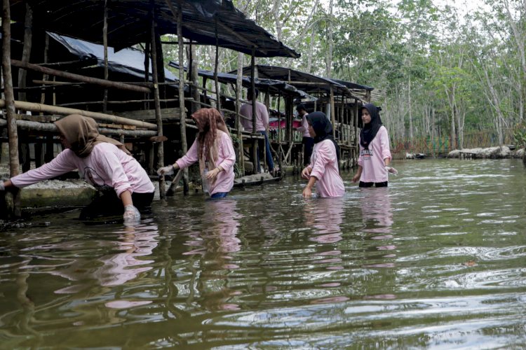 Para perempuan milenial dan mahasiswa loyalis Ganjar Pranowo menunjukkan sikap cinta lingkungan