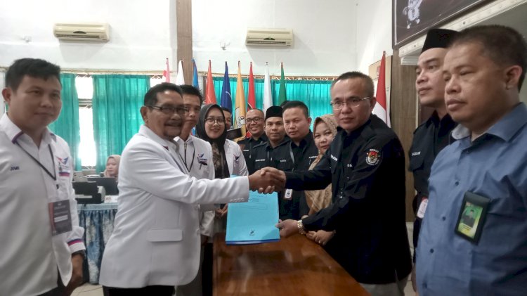 Ketua DPD Perindo, Izroni Ilyas serahkan berkas Bacaleg kepada KPU Muara Enim. (Noviansyah/RmolSumsel.id)