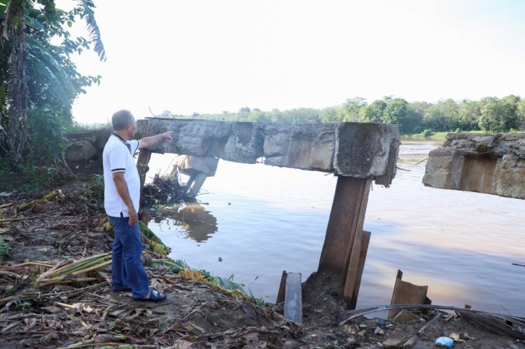Pj Bupati Apryiadi melihat tembok penahan jalan dan air dipinggiran Sungai Musi/ist