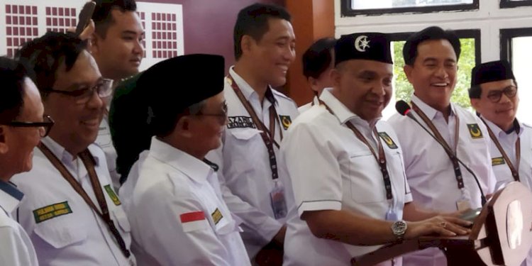 Yusril Ihza Mahendra bersama fungsionaris DPP PBB di Kantor KPU/RMOL