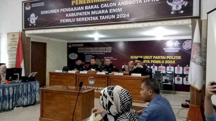 Ketua KPU Muara Enim, Ahyaudin memimpin penerimaan  dokumen pengajuan bakal calon anggota DPRD Kabupaten Muara Enim pada Pemilu serentak 2024 (Noviansyah/rmolsumsel.id)