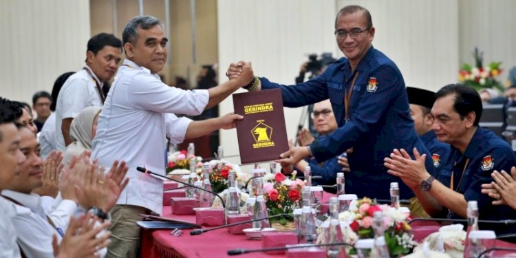 Sekretaris Jenderal Partai Gerindra Ahmad Muzani menyerahkan formulir pendaftaran bacaleg ke Ketua KPU RI Hasyim Asyari/Is