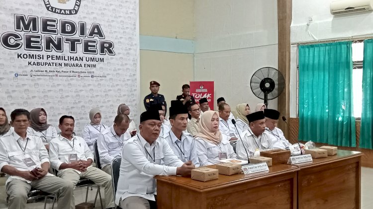 DPC Gerindra Muara Enim serahkan dokumen pengajuan bakal calon anggota DPRD Kabupaten Muara Enim pada Pemilu serentak 2024 ke kantor KPU (Noviansyah/rmolsumsel.id)