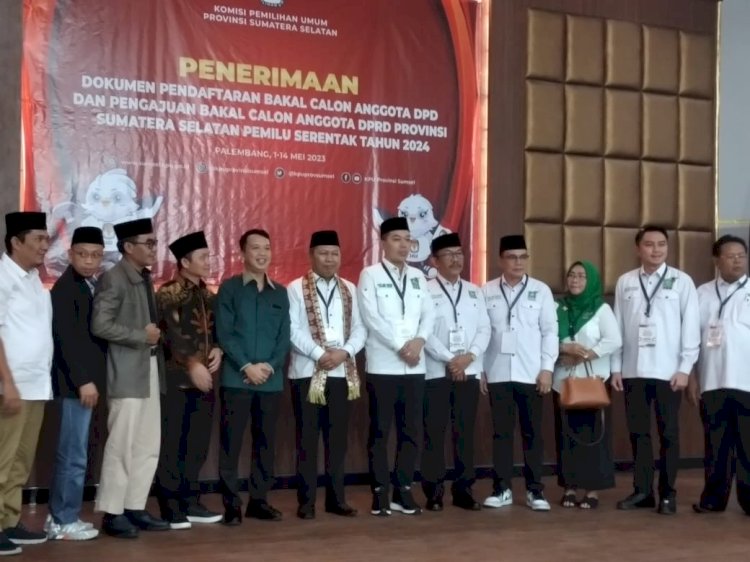 Ketua DPW PKB Sumsel Ramlan Holdan saat  menyerahkan berkas dokumen 75 Bakal Calon Anggota Legislatif (Bacaleg) DPRD Sumsel ke KPU setempat/ist