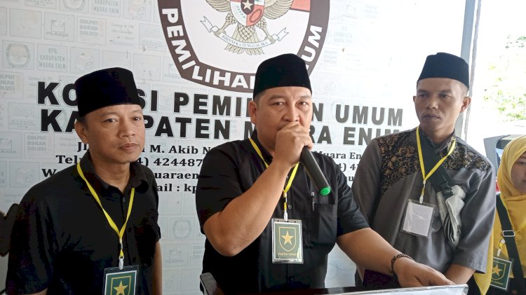 Ketua DPC Partai Ummat, Faizal Riza didampingi Sekretaris dan kader Partai Ummat pada gelaran konferensi pers di KPU Muara Enim. (Noviansyah/rmolsumsel.id)