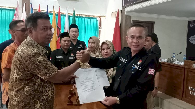Ketua DPC PKN Muara Enim, Idham Kholid serahkan dokumen Bacaleg DPC PKN Muara Enim ke KPU Muara Enim (Noviansyah/rmolsumsel.id)