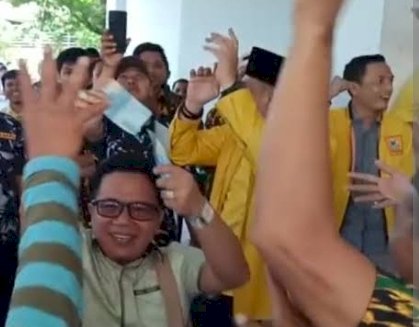Viral di sosial media aksi sawer uang di KPU Sumsel yang dilakukan Kader Partai Golkar saat mendaftarkan bakal calon legislatif (bacaleg) di Pemilu 2024. (Ist/rmolsumsel.id)