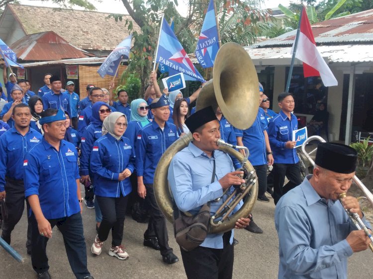 Ketua DPC Partai Demokrat Palembang Yudha Pratomo Mahyuddin memimpin pendaftaran  Bacalegnya di KPU kota Palembang, Minggu (14/5).(Dudy Oskandar/rmolsumsel.id)