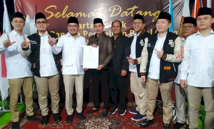 DPC Partai Gerinda Palembang menyerahkan berkas Bakal Calon Legislatif (Bacaleg) ke Kota Palembang 2024 di KPU Palembang/ist