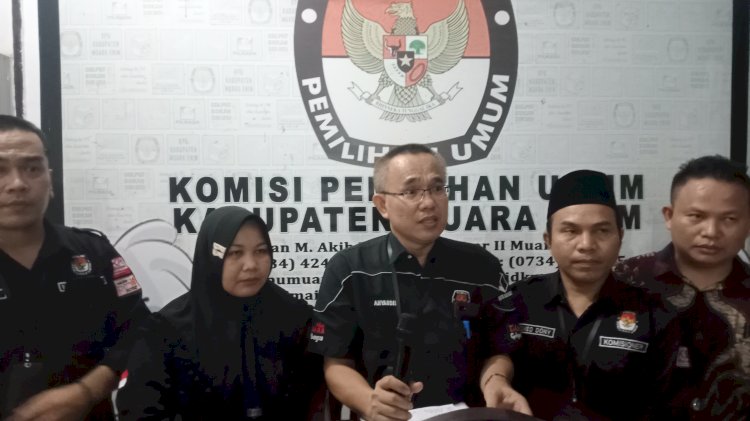 Ketua KPU Ahyaudin didampingi jajaran melakukan konferensi pers usai berakhirnya masa penerimaan dokumen Bacaleg Pemilu 2024 /Foto:Noviansyah