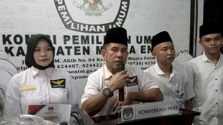 Ketua DPC Partai Garuda Muara Enim Esmulyadi didampingi sekretaris Efrizal dan kader lainnya pada konferensi pers di KPU Muara Enim. (Noviansyah/RmolSumsel.id)