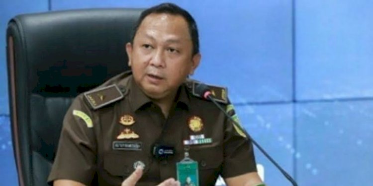 Kejaksaan Agung mencopot sementara jabatan jaksa berinisial EKT di Kabupaten Batubara, Sumatera Utara. Oknum jaksa ini diduga memeras keluarga tersangka narkoba hingga Rp 100 juta.