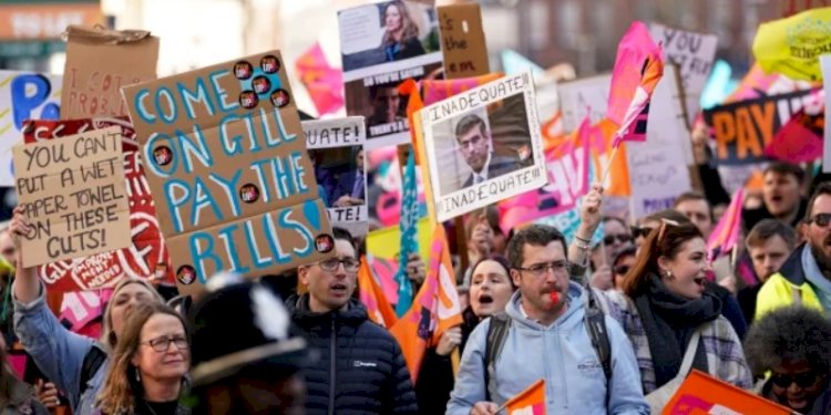 Anggota Serikat Pendidikan Nasional (NEU) saat menggelar aksi demonstrasi di Inggris/Net