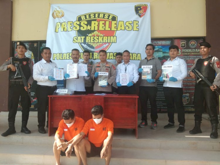 Dua youtuber pembuatan koten togel saat ditangkap polres Muratara. (ist/RmolSumsel.id)