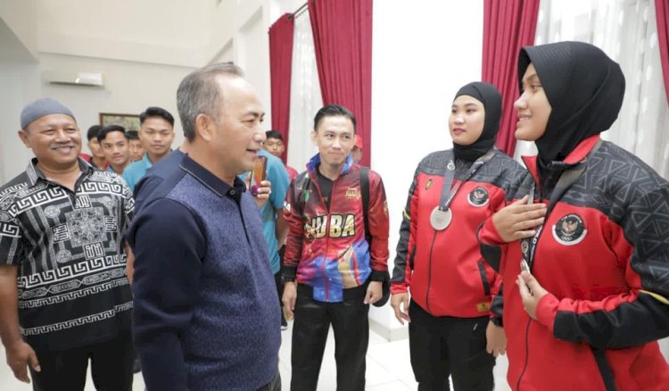 Pj Bupati Musi Banyuasin H Apriyadi bersama Pesilat Muba yang meraih medali di SEA Games/ist