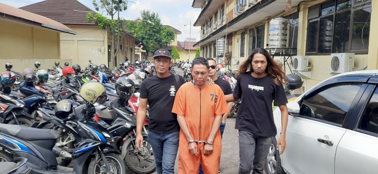 Tersangka Achmad Mulyadi saat digiring petugas ke ruang pemeriksaan Unit 4 Subdit III Jatanras Ditreskrimum Polda . (Fauzi/RmolSumsel.id)