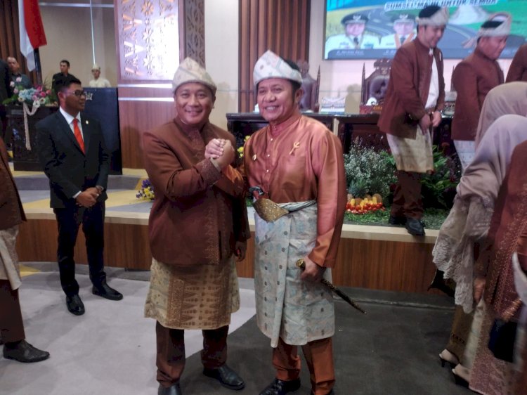 Anggota DPRD Provinsi Sumatera Selatan (Sumsel) Iwan Hernawan berpoto dengan Gubernur Sumsel H Herman Deru (Dudy Oskandar/rmolsumsel.id)