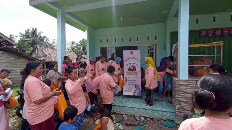 Relawan Mak Ganjar menggelar bakti sosial di Kabupaten OKU. (ist/rmolsumsel.id) 
