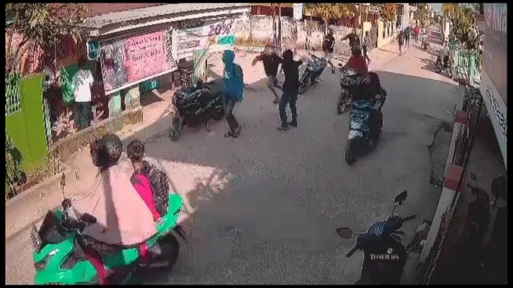 Sekelompok remaja di Palembang menyerang  pelanggan yang sedang makan di warung kawasan Jalan Macan Lindungan, Kecamatan Ilir Barat I, Palembang. (ist/RmolSumsel.id)